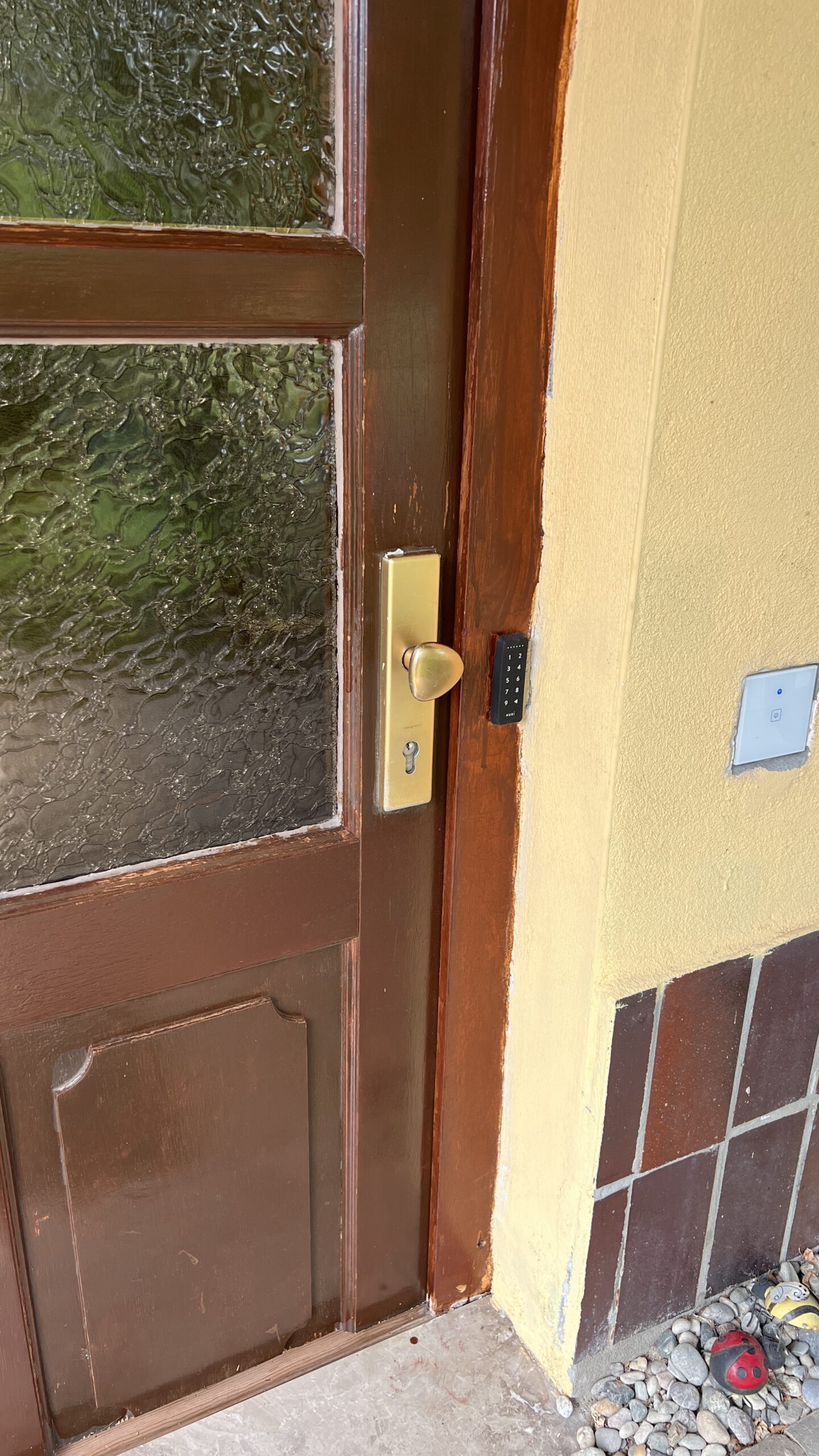 "Nuki Keypad: Einfacher und sicherer Zugang" "Ferienwohnung: Anweisungen zur Nutzung des Nuki Keypads. Mit einem einen Tag vorher zugesandten sechsstelligen Code Zutritt erhalten. Die Schlüssel befinden sich im Inneren der Wohnung."